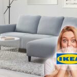 Divano grigio chiaro ANGERSBY IKEA con chaise-longue in un soggiorno moderno Foto: © IKEA