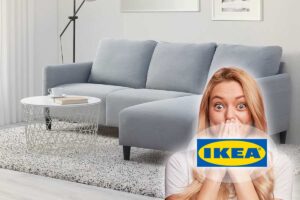 Divano grigio chiaro ANGERSBY IKEA con chaise-longue in un soggiorno moderno Foto: © IKEA