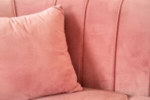 Divano in velluto rosa cipria, foto di © Rattanachai - stock.adobe.com