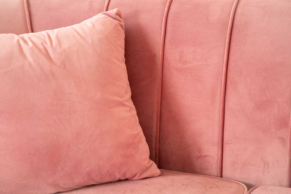Divano in velluto rosa cipria, foto di © Rattanachai - stock.adobe.com