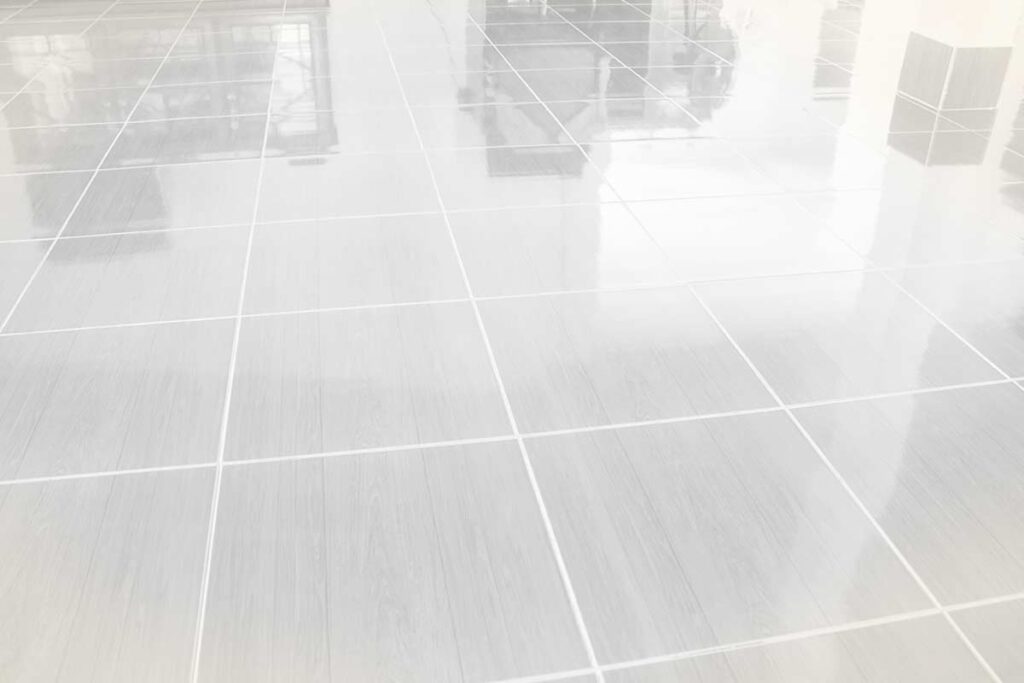 Le fughe del pavimento non tornano chiare per caso: il passaggio preciso che fa la differenza