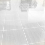 Le fughe del pavimento non tornano chiare per caso: il passaggio preciso che fa la differenza