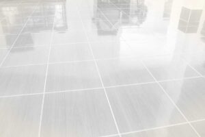 Le fughe del pavimento non tornano chiare per caso: il passaggio preciso che fa la differenza