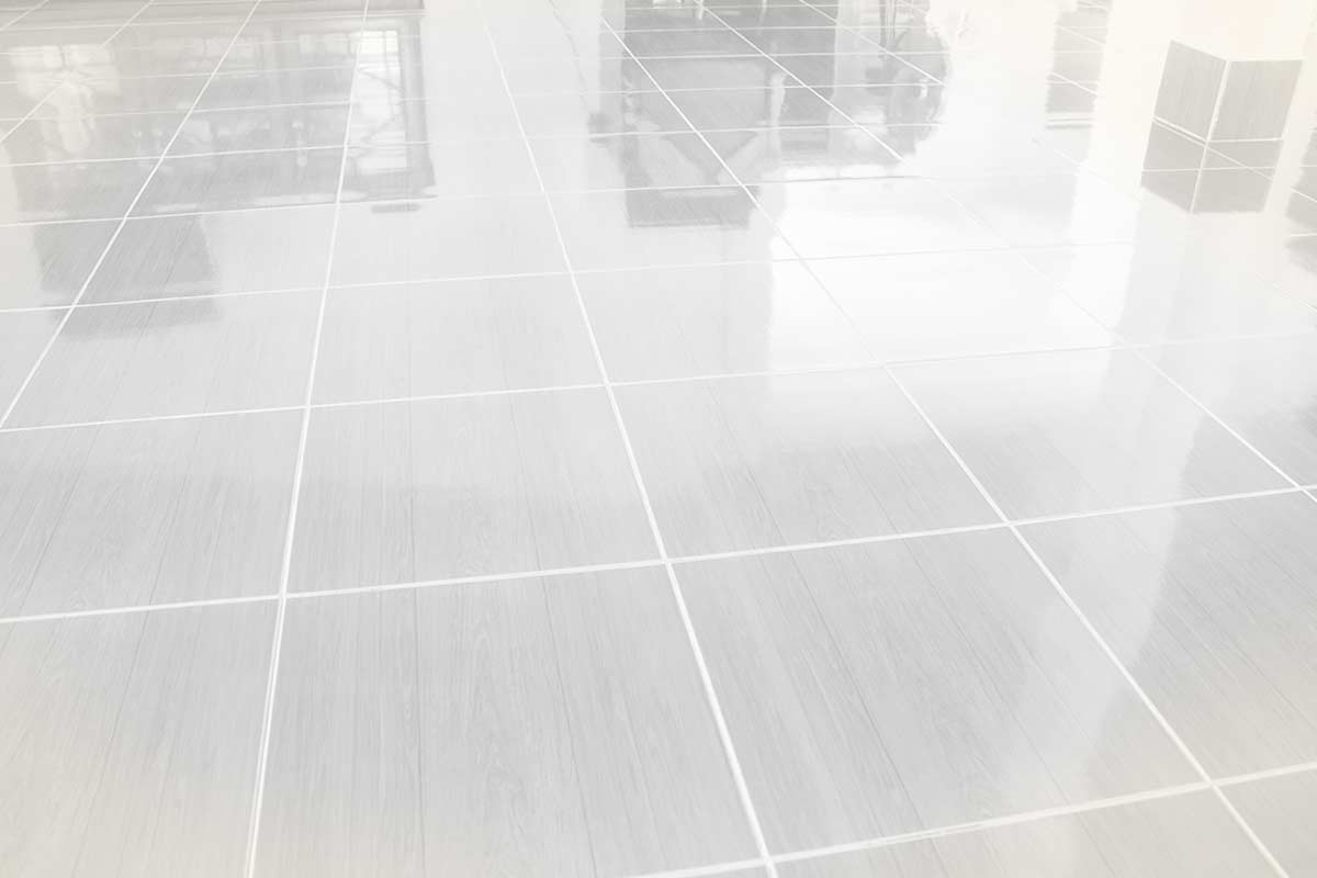 Le fughe del pavimento non tornano chiare per caso: il passaggio preciso che fa la differenza