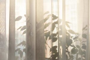 5 gesti subito dopo il lavaggio delle tende, foto di Ivanna - stock.adobe.com