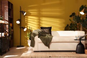 Soggiorno moderno con divano bianco e parete giallo burro