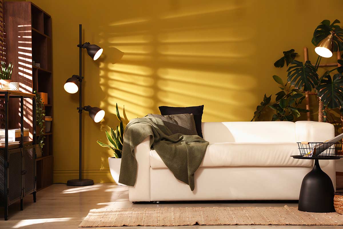 Soggiorno moderno con divano bianco e parete giallo burro