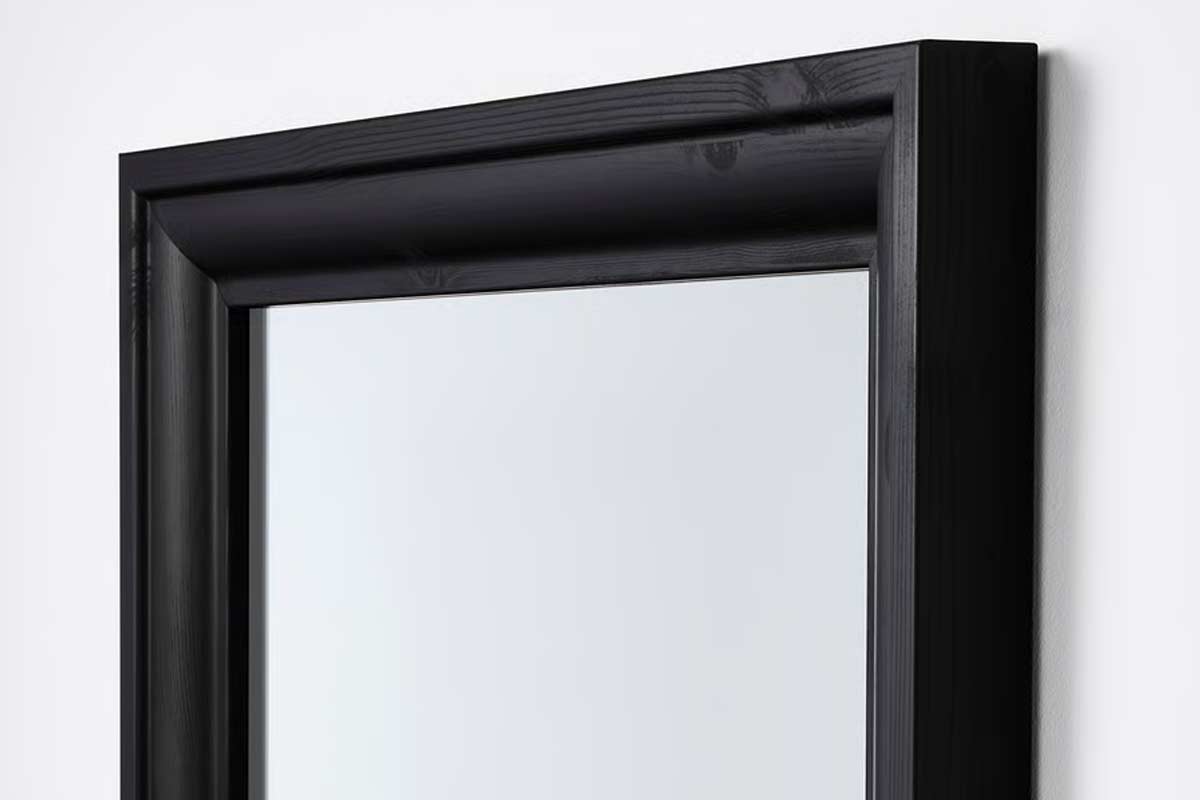 dettaglio dello specchio TOFTBYN di IKEA