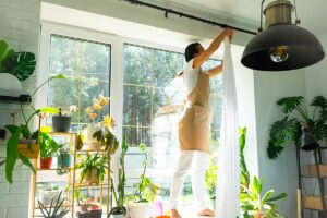 Lavare le tende a casa: come ottenere un risultato professionale