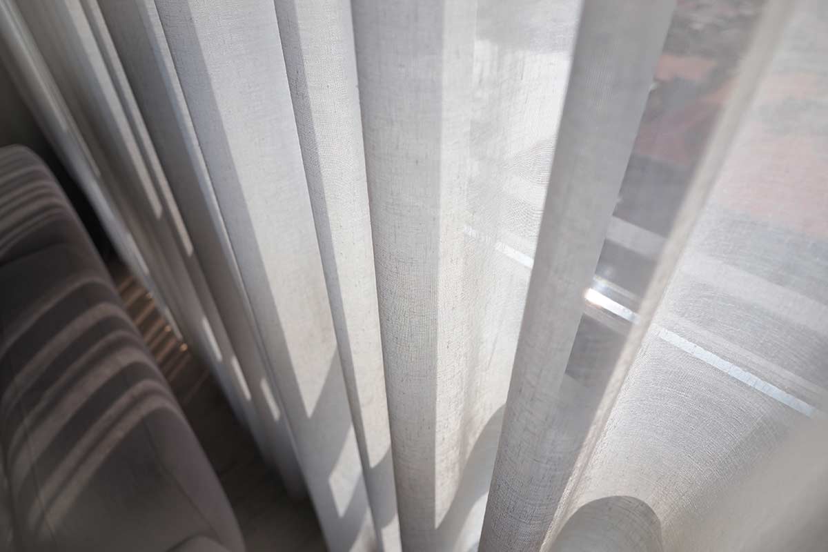 Lavare le tende di lino: accorgimenti che evitano l’effetto spiegazzato
