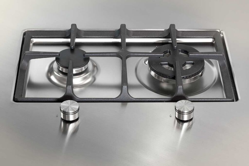 Acciaio in cucina: lavello e piano cottura puliti e luminosi in soli 10 minuti