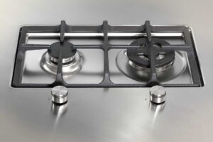 Acciaio in cucina: lavello e piano cottura puliti e luminosi in soli 10 minuti