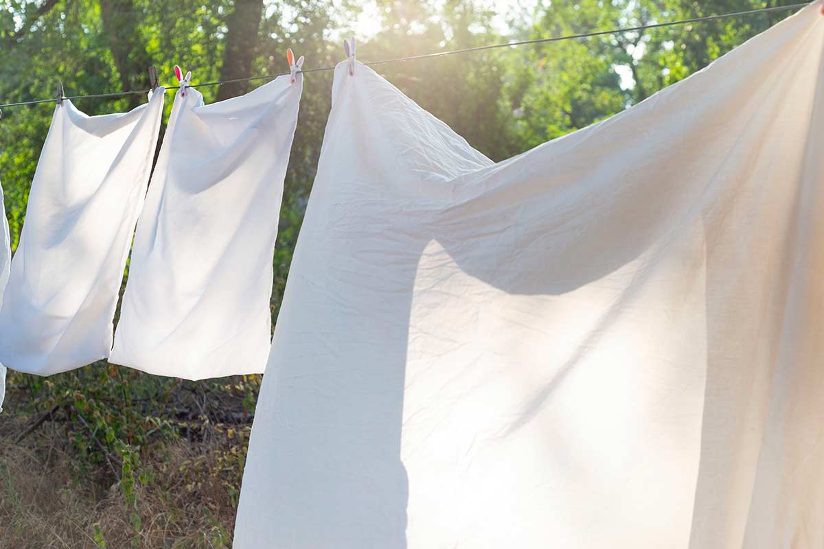 Lenzuola già ingiallite dopo pochi mesi.