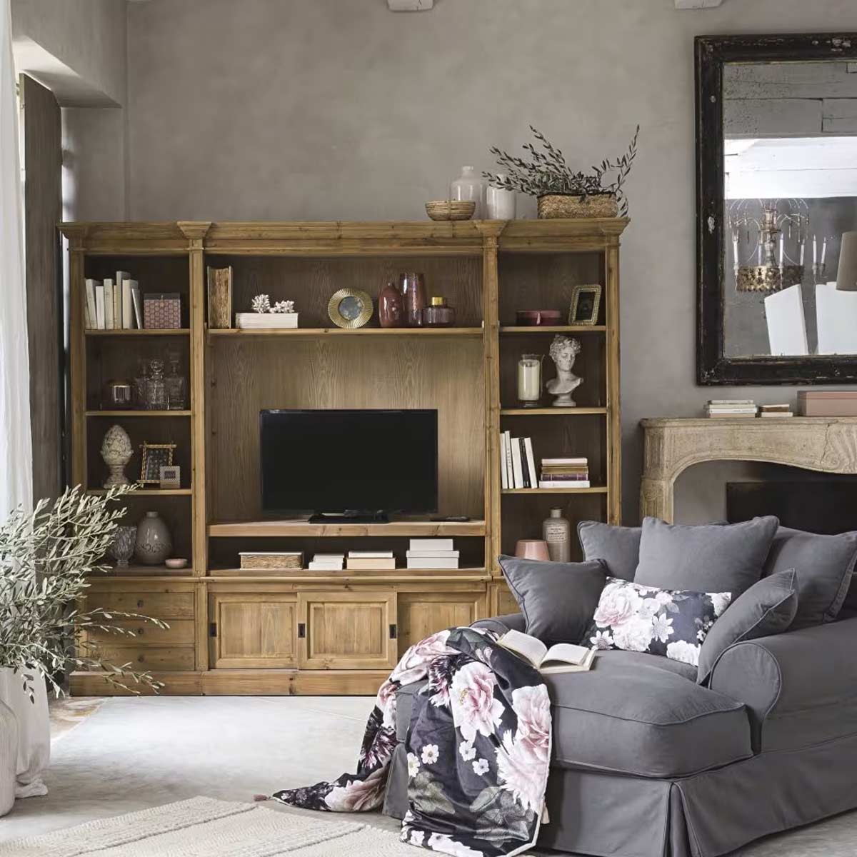 Libreria Passy in soggiorno con poltrona grigia