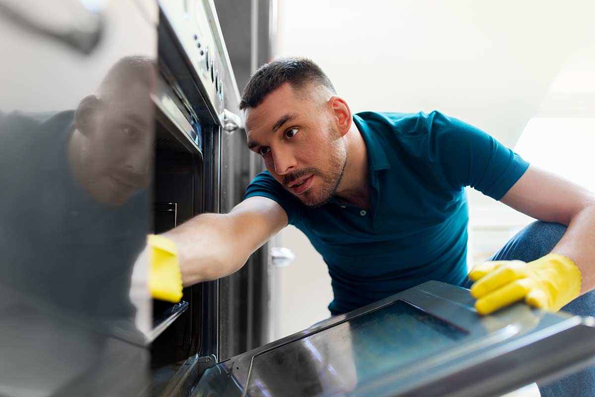Il metodo da 5 minuti che scioglie lo sporco del forno senza strofinare