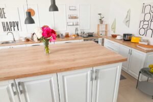 Cucina moderna con isola centrale, esempio della regola dei 120 cm, foto di © Pixel-Shot, stock.adobe.com