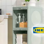 Dettaglio del mobile bagno IVÖSJÖN Ikea in verde salvia, con ante scorrevoli parzialmente aperte e contenitori organizzativi all’interno | Foto © IKEA