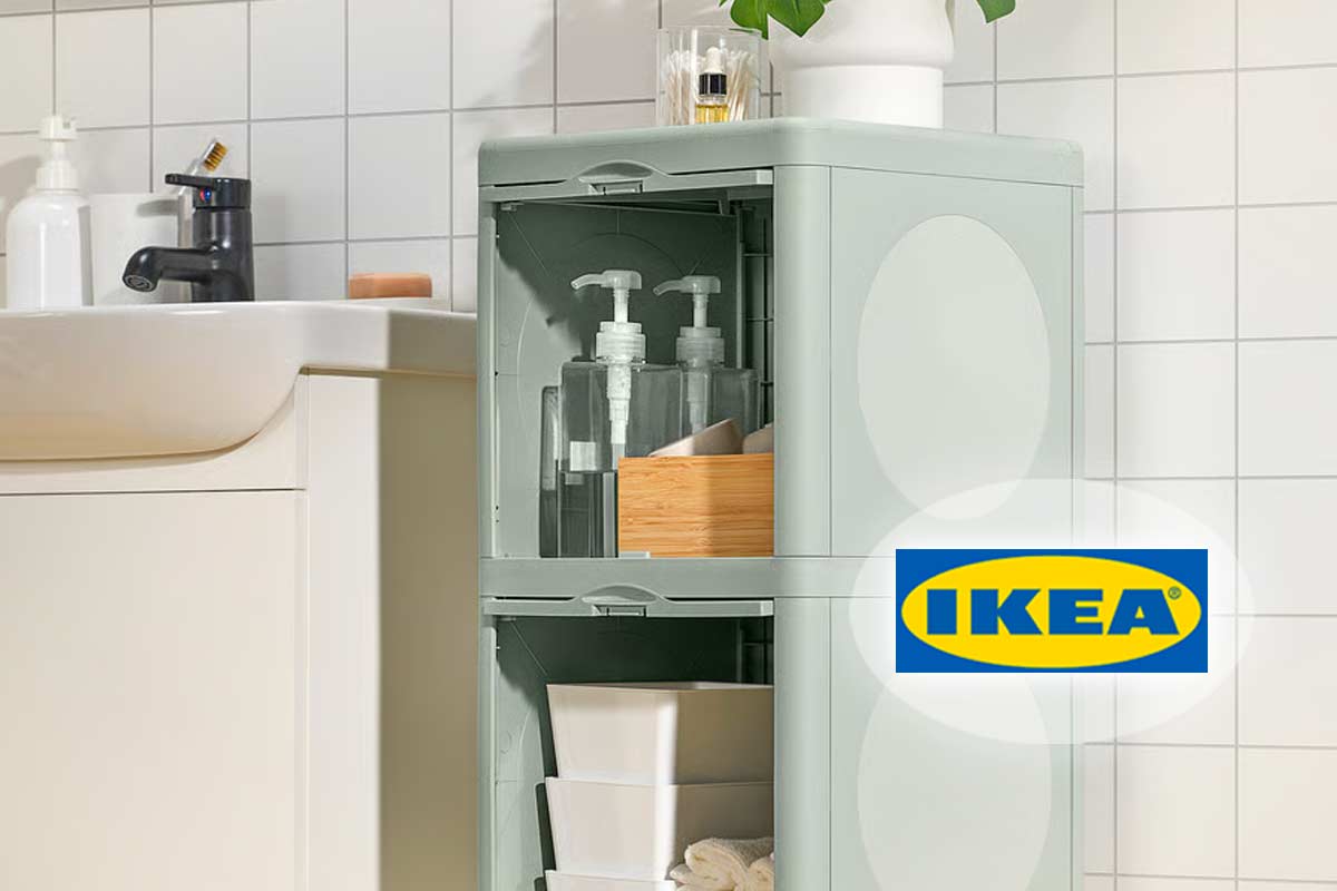 Dettaglio del mobile bagno IVÖSJÖN Ikea in verde salvia, con ante scorrevoli parzialmente aperte e contenitori organizzativi all’interno | Foto © IKEA
