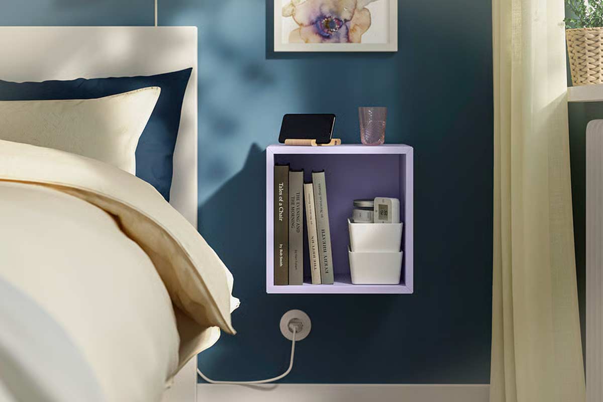 Cubo EKET lilla pallido come comodino sospeso in camera da letto | Foto © IKEA