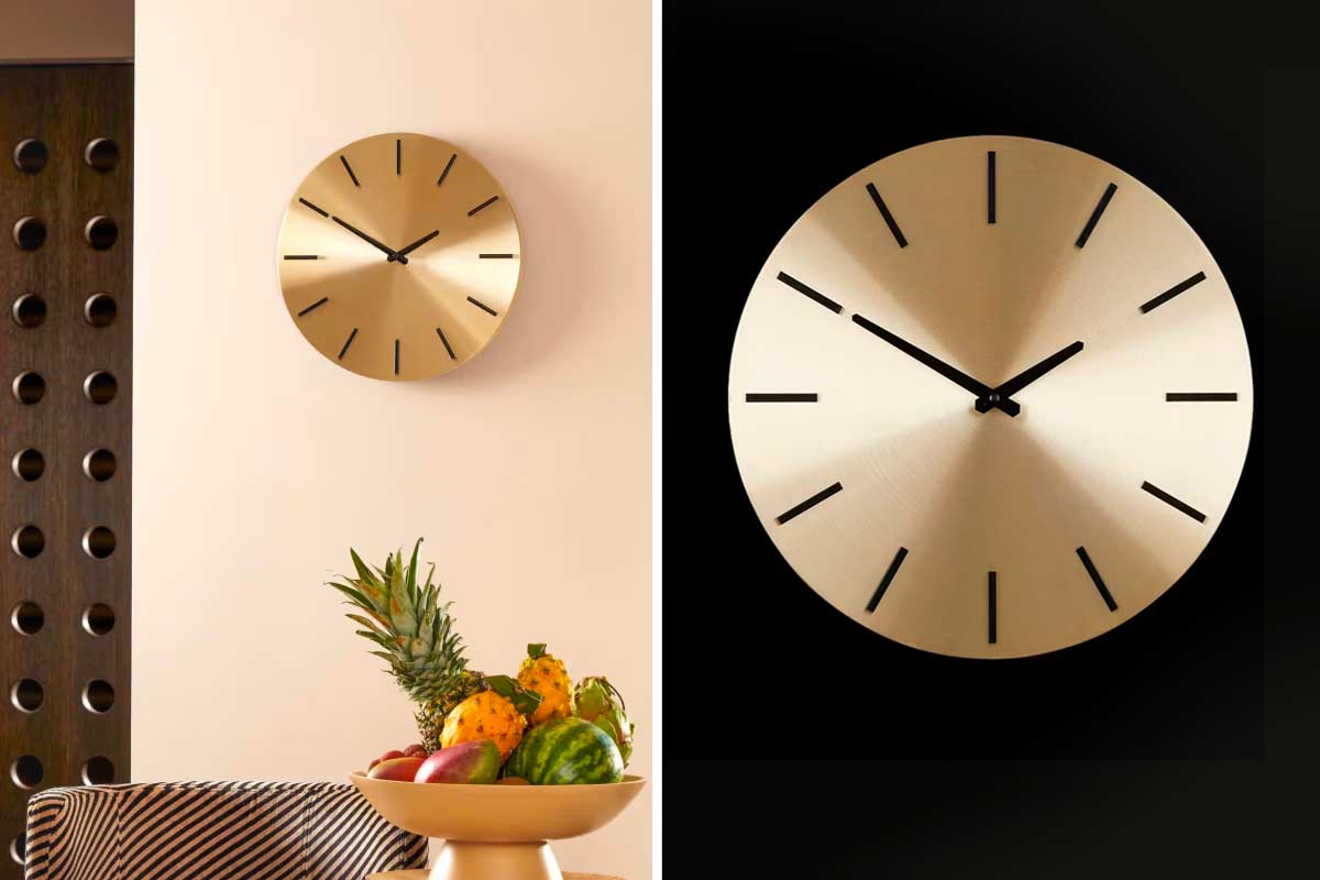 Orologio dorato Maisons du Monde su parete moderna.
