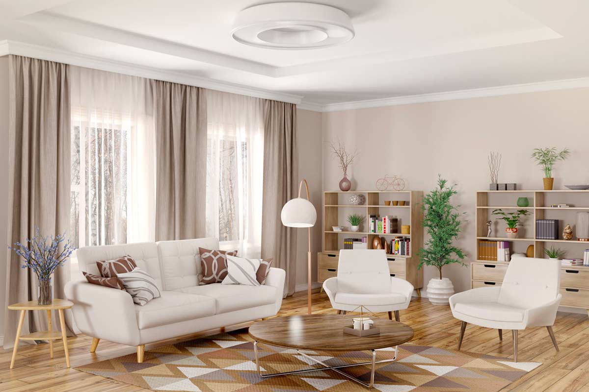Soggiorno luminoso con pareti color tortora, tende leggere nei toni neutri, divano e poltrone bianche, tavolino in legno naturale e dettagli decorativi in stile moderno. Pavimento chiaro, piante verdi e librerie in legno chiaro creano un’atmosfera accogliente e raffinata.
