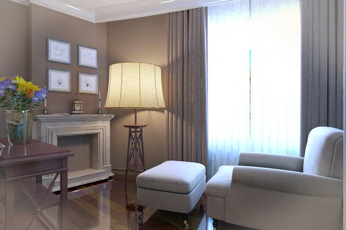 Angolo lettura elegante con pareti tortora, poltrona chiara con poggiapiedi, camino in marmo, grande lampada da terra e tende pesanti. Fiori freschi sul tavolino completano l’atmosfera accogliente.