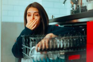 Piatti che puzzano dopo la lavastoviglie, foto di © nicoletaionescu - stock.adobe.com