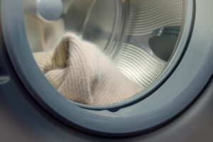 Pile e maglioni in lavatrice.