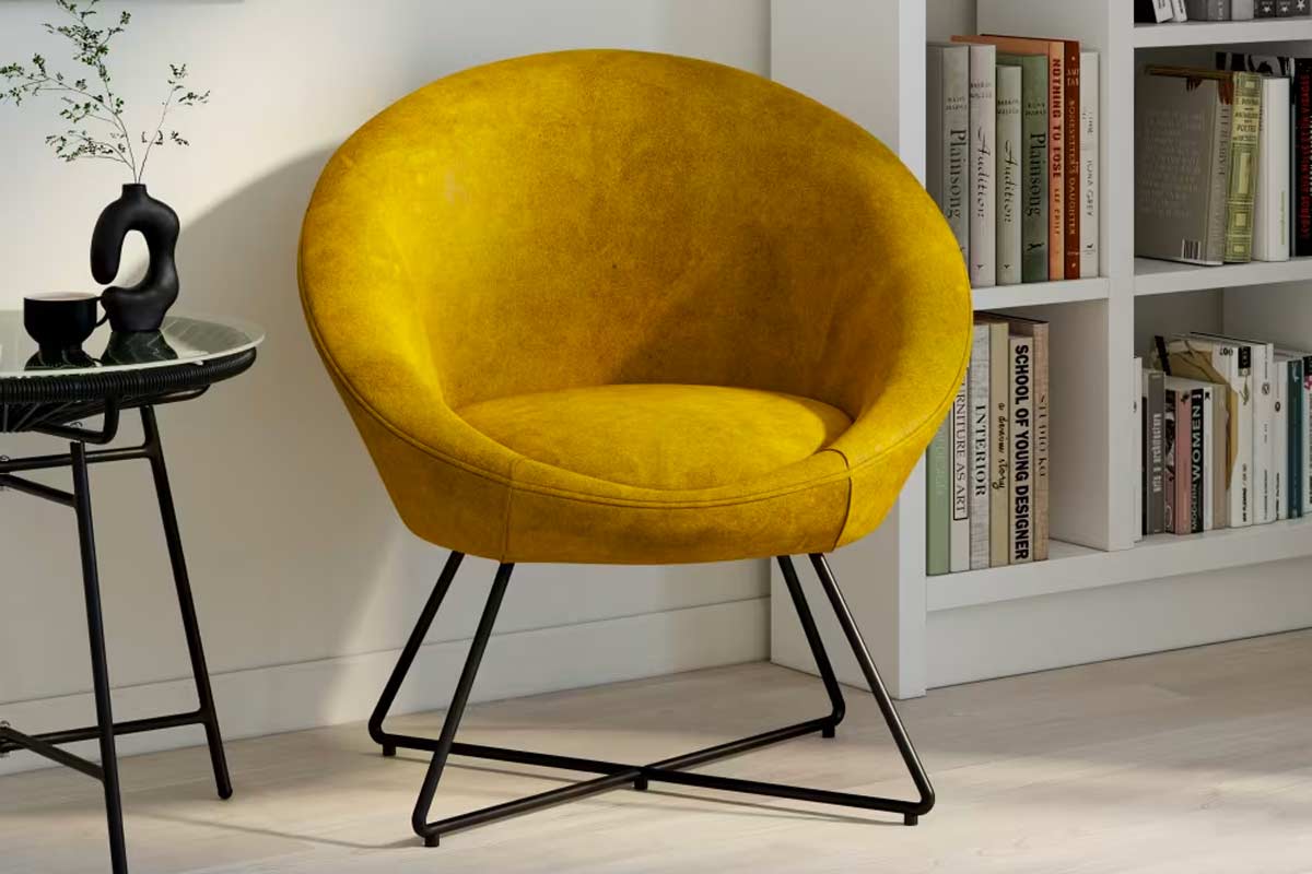 Poltrona HIPOP in velluto ocra con struttura in acciaio nero, accanto a tavolino in vetro e libreria bianca, illuminata da luce naturale.