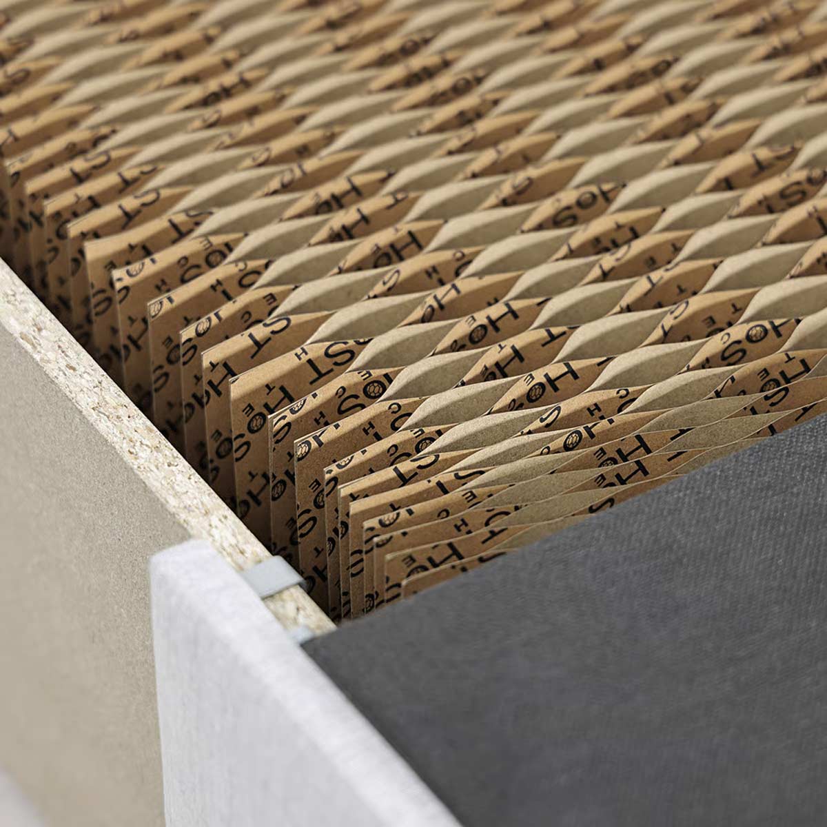 Dettaglio della struttura interna a nido d’ape del pouf letto IKEA BURSERYD, realizzata in carta riciclata.