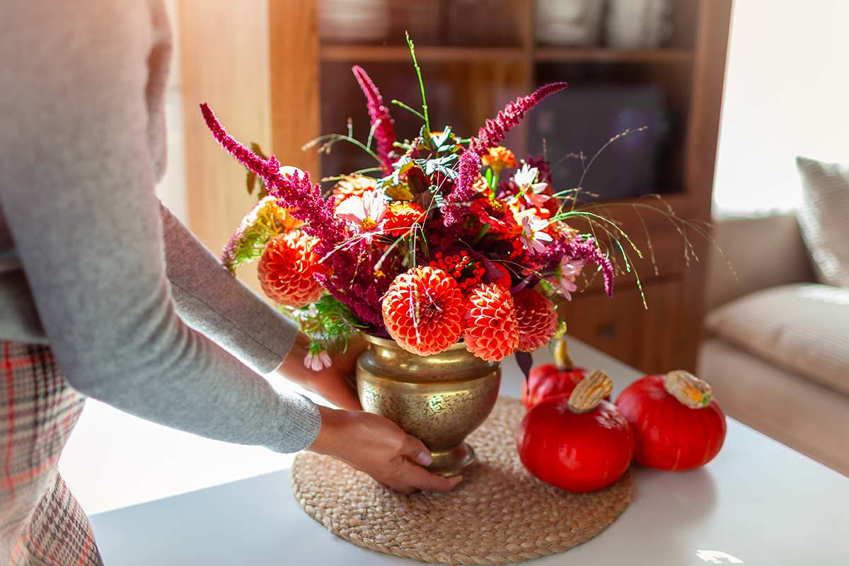 Vaso di fiori in un vaso vintage in ottone