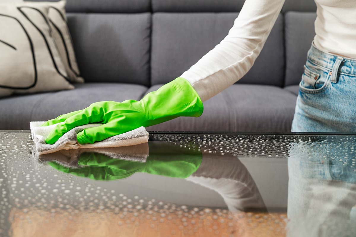 segreto della nonna per pulire tavolo in vetro