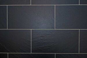 piastrelle nere con fughe bianche pulite