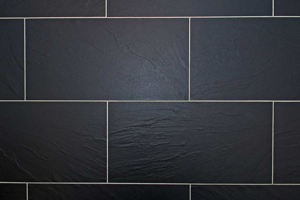 piastrelle nere con fughe bianche pulite