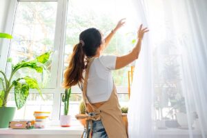 Quali tende fanno entrare più luce in casa: tessuti, colori ed errori da evitare