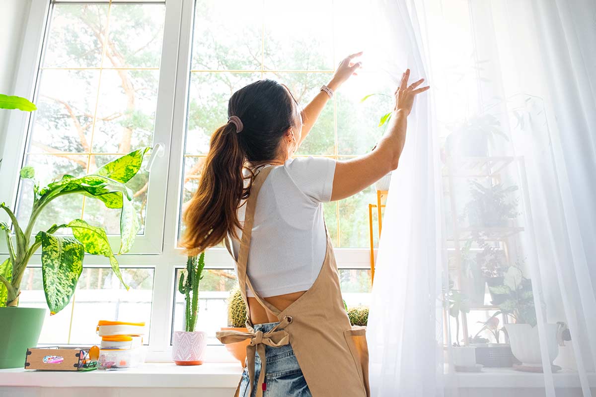 Quali tende fanno entrare più luce in casa: tessuti, colori ed errori da evitare