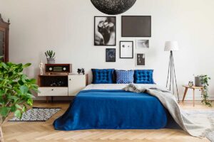 Camera da letto moderna e accogliente con un tocco vintage