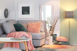 salotto con colori polverosi