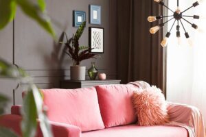 divano rosa polveroso con parete grigio scuro, foto di © Photographee.eu - stock.adobe.com