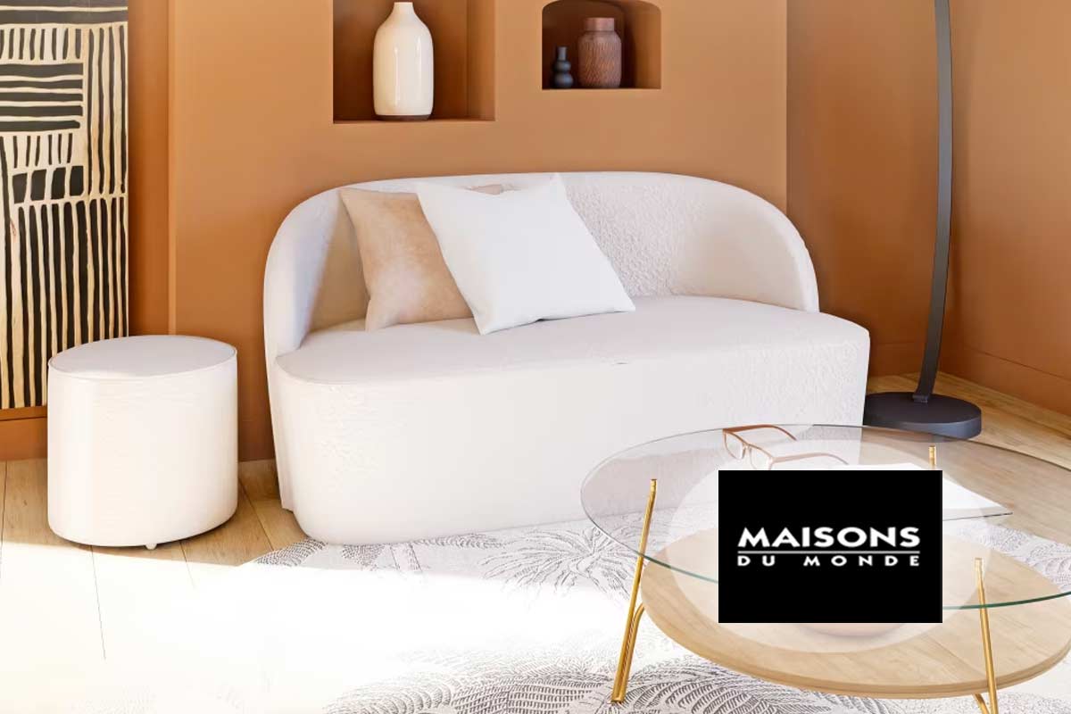 Divanetto bianco 2 posti Blackhill Maisons du Monde in saldo, stile minimal per soggiorno piccolo.