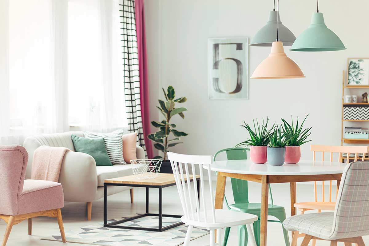 Soggiorno pastello con 4 colori diversi abbinati alla perfezione, foto di © Photographee.eu - stock.adobe.com