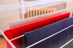 Stendibiancheria vicino al termosifone