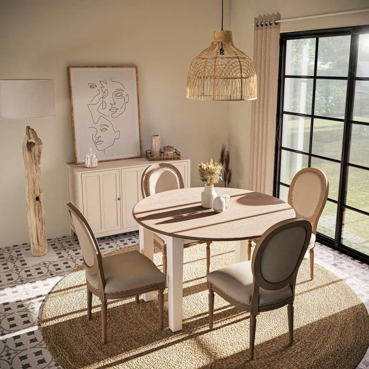 Vista d’insieme della zona pranzo con il tavolo rotondo allungabile Provence, circondato da sedie classiche e illuminato da una lampada a sospensione in rattan, in un ambiente luminoso e accogliente.