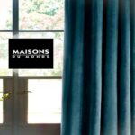 Maisons du Monde, saldi folli: la tenda in velluto blu che trasforma il salotto (e costa meno di 15€) la tenda in velluto blu © Maisons du Monde