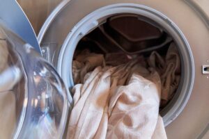 Tende in lavatrice: cosa controllare prima del cestello per non rovinarle