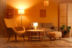 8 trucchi di illuminazione che fanno sembrare il soggiorno subito più grande