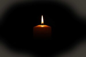 Candela accesa in un ambiente buio