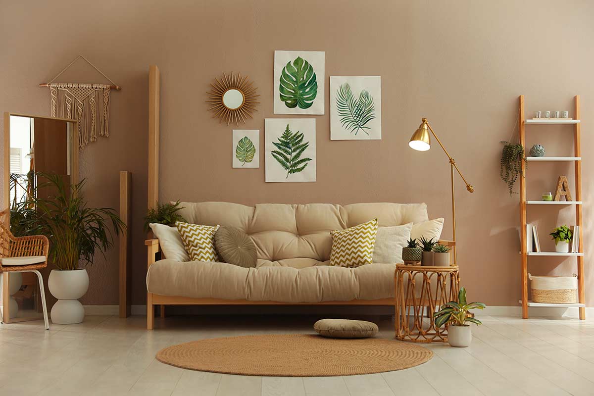 Soggiorno moderno con divano beige e quadri botanici, esempio di punto focale nell’arredo.
