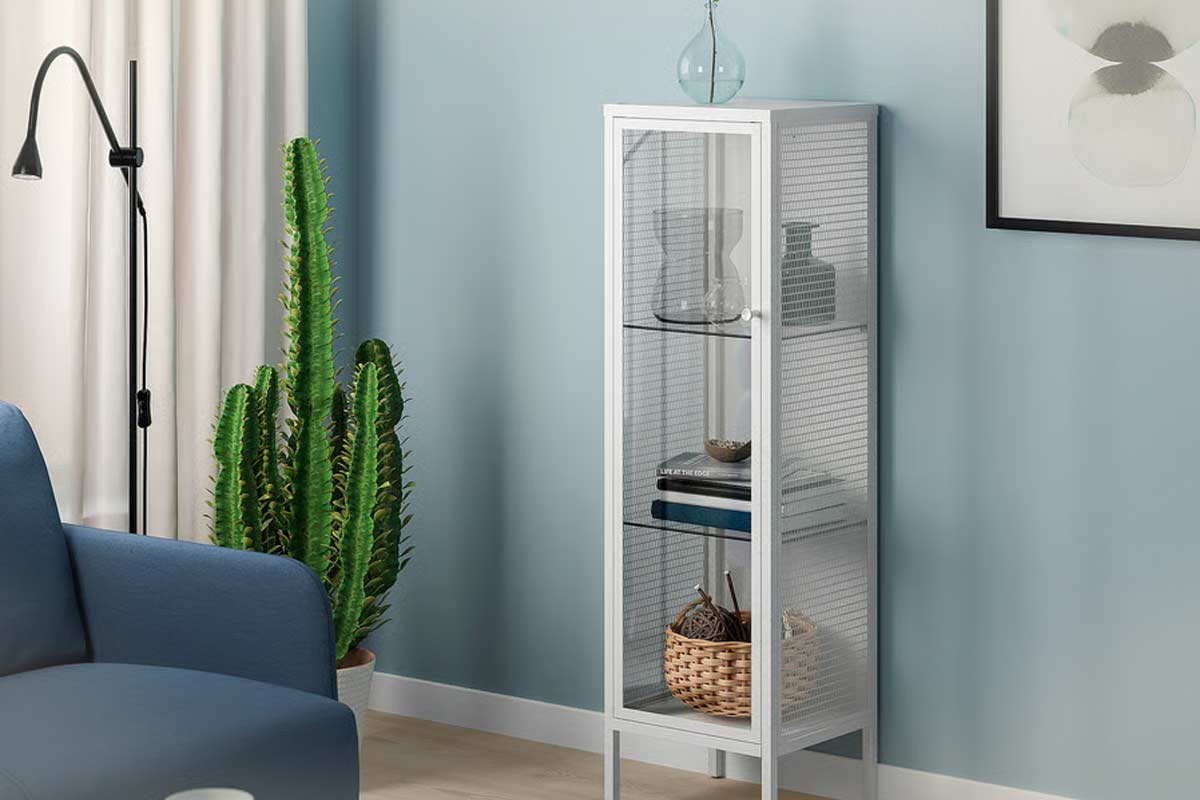 Vetrina BAGGEBO in soggiorno con parete celeste