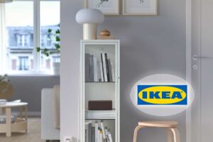 Vetrina BAGGEBO ideale per soggiorno piccolo | Foto: © IKEA